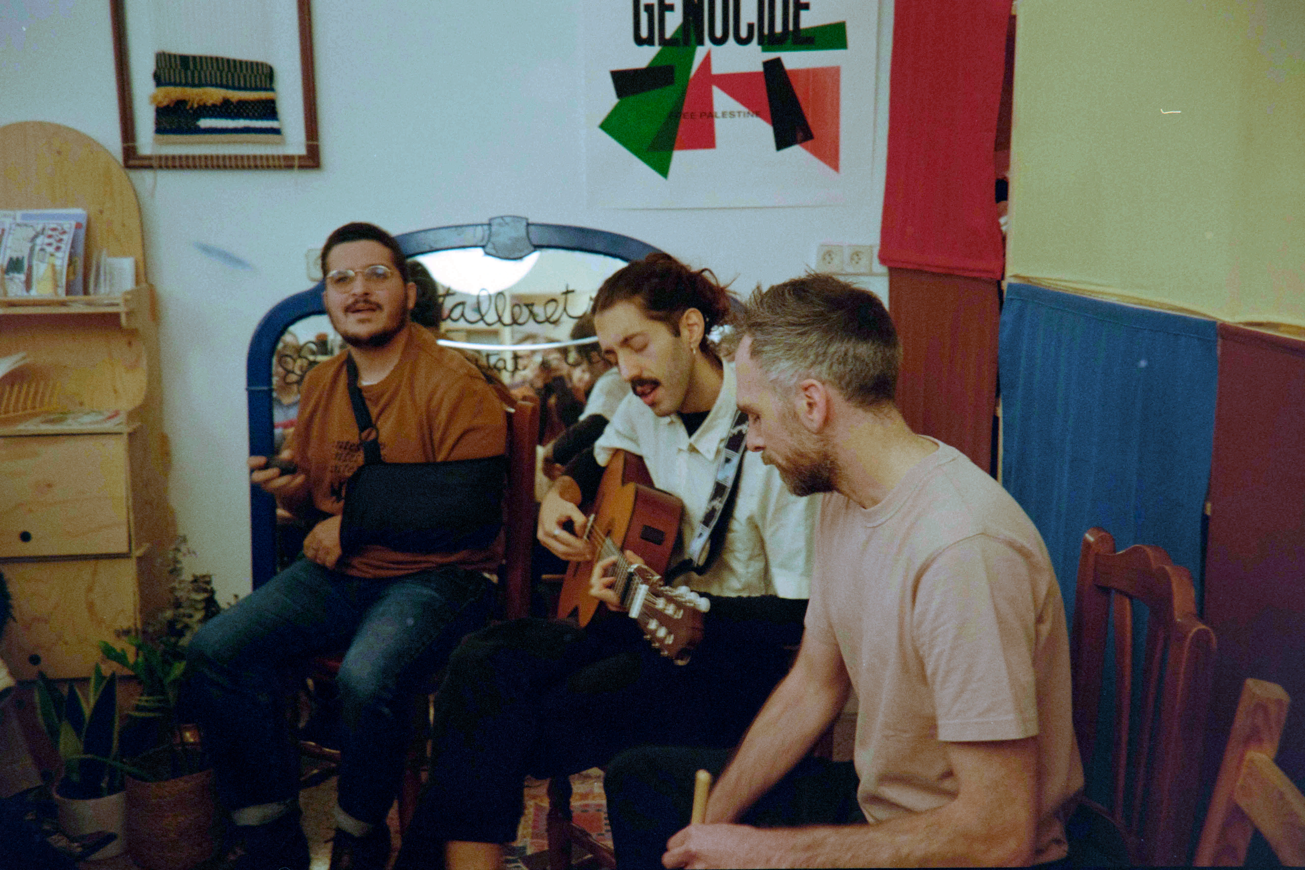 Fotografía feta per Nina van der Linde a la primera presentació del disc, a Tallerets, al barri de Sants :-)
