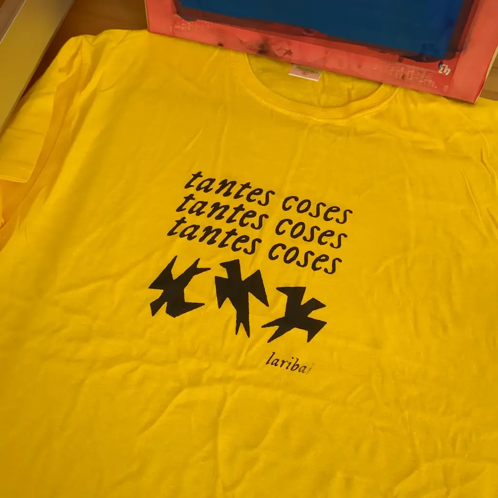 Estampació a mà sobre tèxtil amb disseny laribalesc